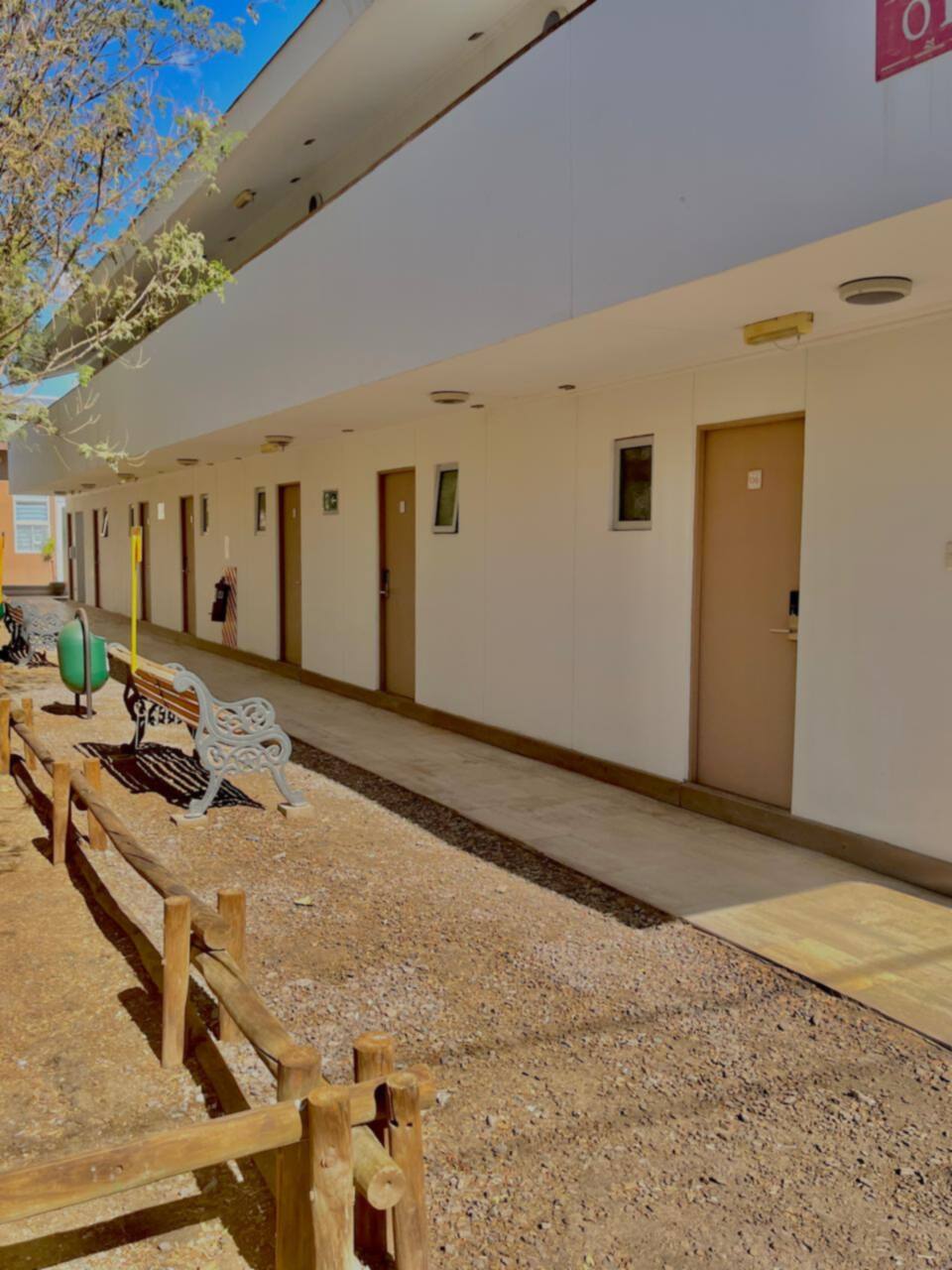 Pasillo exterior de las habitaciones junto al jardín
